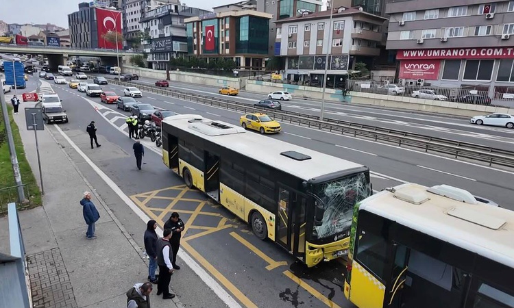 Ayrıntılar Netleşti: Üsküdar'da özel halk otobüsü İETT otobüsüne çarptı, 4 yolcu hafif yaralandı ve Merak Edil