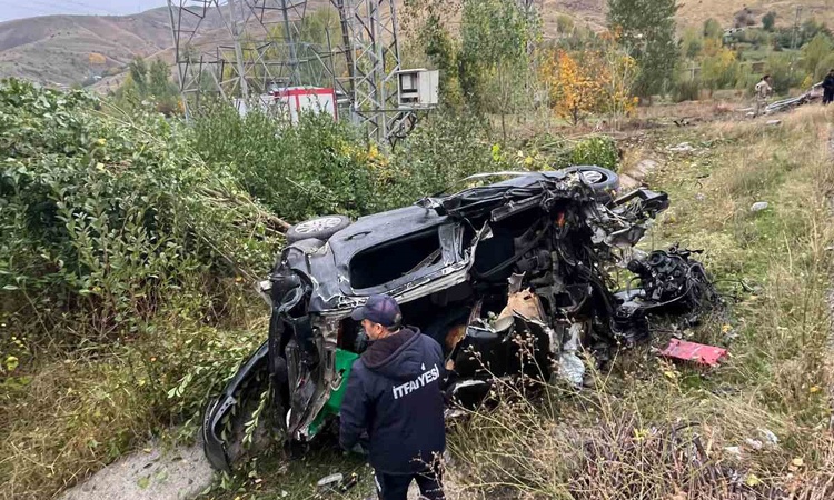 Ayrıntılar Netleşti: Van Gevaş'ta takla atan otomobilde 1 kişi öldü, 1 kişi yaralandı