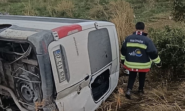 Ayrıntılar Netleşti: Van Gevaş'ta Van-Bitlis karayolunda devrilen minibüste 6 kişi hafif yaralandı