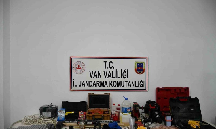 Ayrıntılar Netleşti: Van Gürpınar'da kaya mezarında define arayan 5 şüpheli yakalandı, 7 EYP imha edildi | İşt