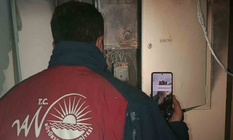 Ayrıntılar Netleşti: Van İpekyolu'ndaki otelde çıkan yangın itfaiyenin müdahalesiyle söndürüldü ve Merak Edile