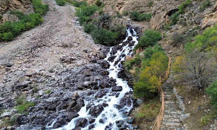 Ayrıntılar Netleşti: Van'ın Çatak ilçesinde Kanispi Şelalesi, son yağışlarla yeniden akmaya resmen start aldı