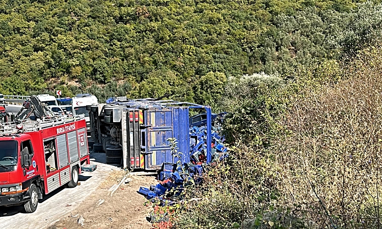 Ayrıntılar Netleşti: Virajda yol kenarındaki otomobile çarpan kamyon devrildi; 1 ölü, 1 yaralı | İşte Tüm Ayrı