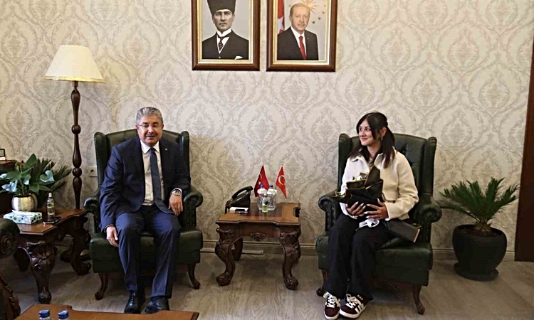 Ayrıntılar Netleşti: Yerde bulduğu Türk bayrağını kaldıran kurye valilikte ağırlandı | İşte Tüm Ayrıntılar