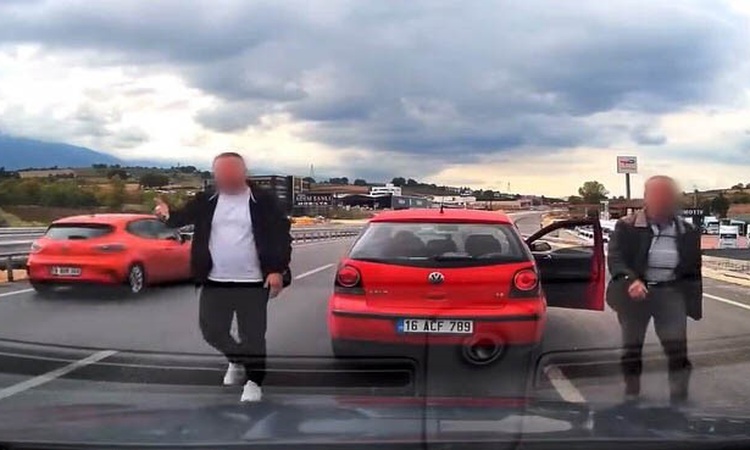 Ayrıntılar Netleşti: Yol kesen sürücü ve yolcuya 360 bin TL ceza! O anlar kamerada - Son Dakika Bilgileri