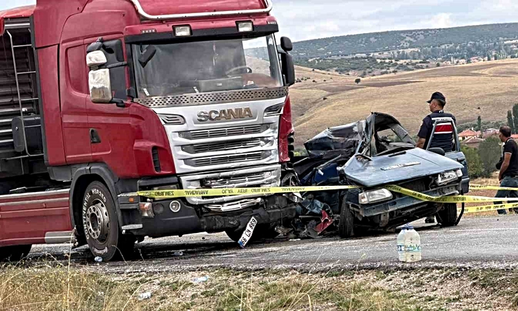 Ayrıntılar Netleşti: Yozgat Kadışehri'de tırla çarpışan otomobilde 1 kişi yaşamını yitirdi, 2 yaralı var