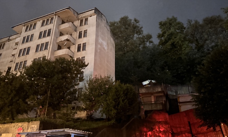 Ayrıntılar Netleşti: Zonguldak Kilimli'de heyelan nedeniyle apartman boşaltıldı, 2 araç hasar gördü ve Merak E