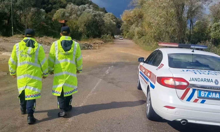 Ayrıntılar Netleşti: Zonguldak'ta su taşkını nedeniyle jandarma kamyon dışındaki araçları durdurdu ve Merak Ed
