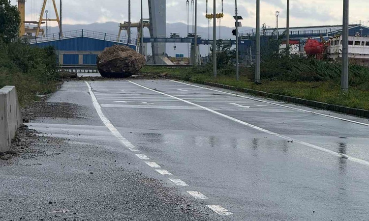 Ayrıntılar Netleşti: Zonguldak'ta tersaneler bölgesinde dağdan kopan dev kaya yola gerileme kaydetti, yol kapa