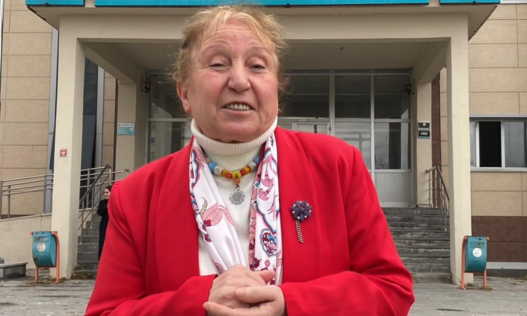 Ayşen Arda İşçi, 71 yaşında Kafkas Üniversitesinde yüksek lisansa resmen start aldı