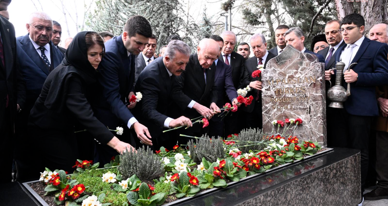 Kritik Açıklama: Bahçeli, Alparslan Türkeş'in kabrini ziyaret etti - Haberleri - Son Dakika Bilgileri