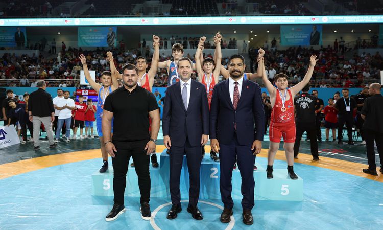 Bakan Bayraktar, 2. Büyük Güreş Festivali Minikler Şampiyonası'nda sporcularla bir araya geldi - Son Dakika: G
