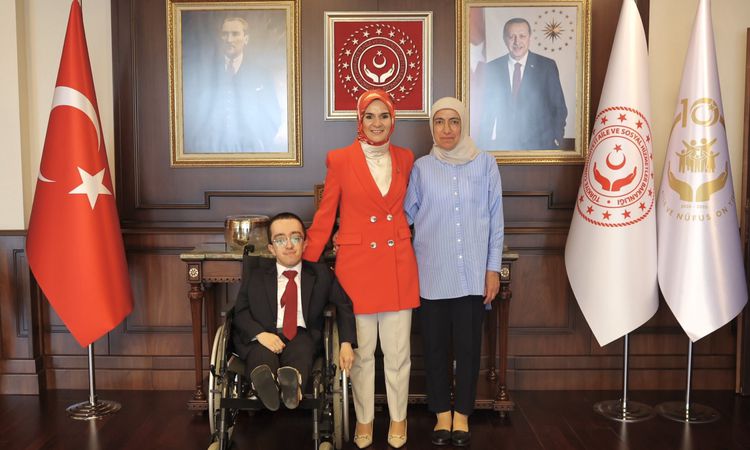 Bakan Göktaş, cam kemik hastalığıyla mücadele ederek doktor olan Hamza Ağır’ı ağırladı - Haberleri: Gelişmeler