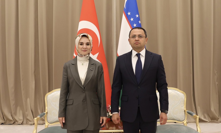 Bakan Göktaş, Semerkant'ta çocukları dijital etkiden korumayı Olloyorov ile görüştü | İşte Tüm Ayrıntılar