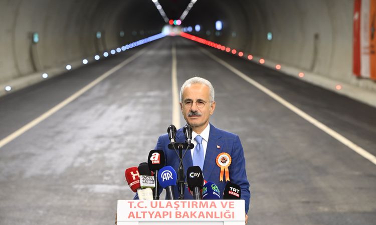 Gündemden Son Bilgiler: Bakan Uraloğlu: Ulaşımda Altın Bir Çağ Yaşıyoruz - Son Dakika Haberleri ve Merak Edile