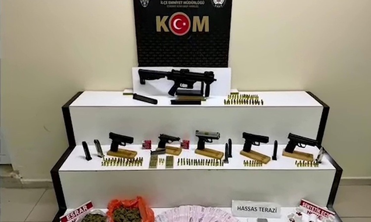 Balıkesir Edremit'te silahlı saldırılarda 1 ölü 3 yaralı, 13 şüpheli hakkında tutuklama kararı verildi - Son D