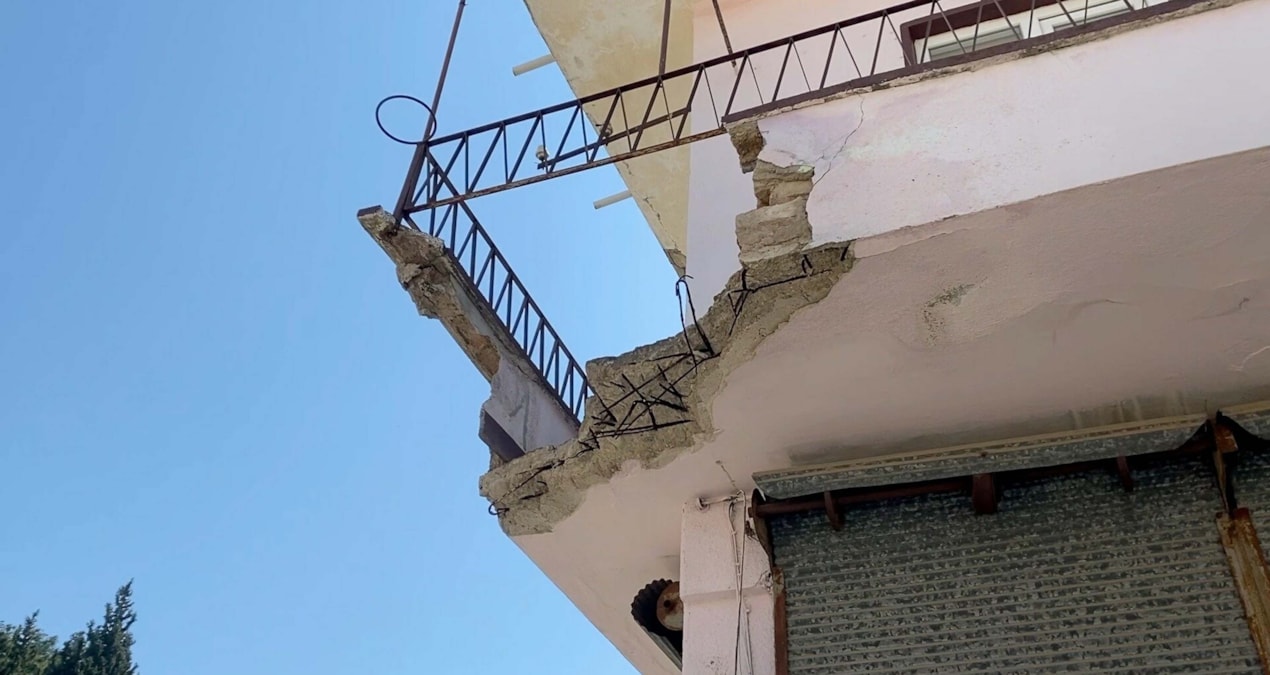 Kritik Açıklama: Balkon çöktü, baba ve engelli oğlu yaralandı - Haberleri