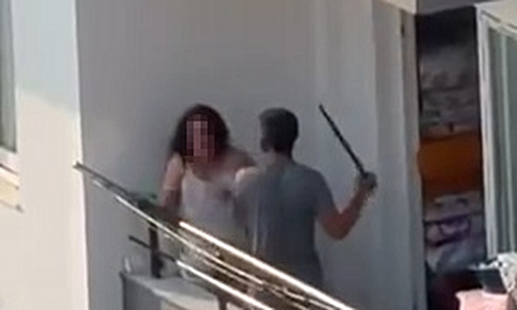 Balkonda tartıştığı kadını sopayla dövdü | İşte Tüm Ayrıntılar