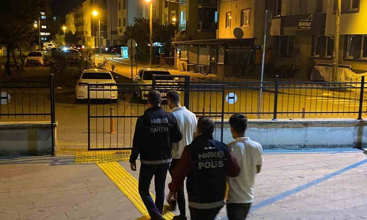 Bartın'da 8 adrese uyuşturucu baskınında 8 şüpheli yakalanarak gözaltına sevk edildi, 2'si hakkında tutuklama