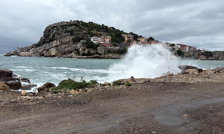 Bartın Amasra'da fırtına dalga boyunu 2 metreye çıkardı, balıkçılar açılamadı ve Merak Edilenler