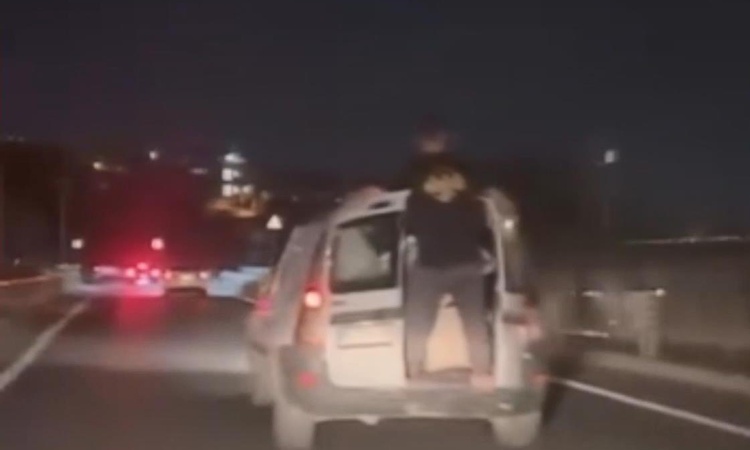 Başakşehir'de otomobilden sarkan yolcu ve sürücüye 13 bin 627 lira ceza kesildi | İşte Tüm Ayrıntılar