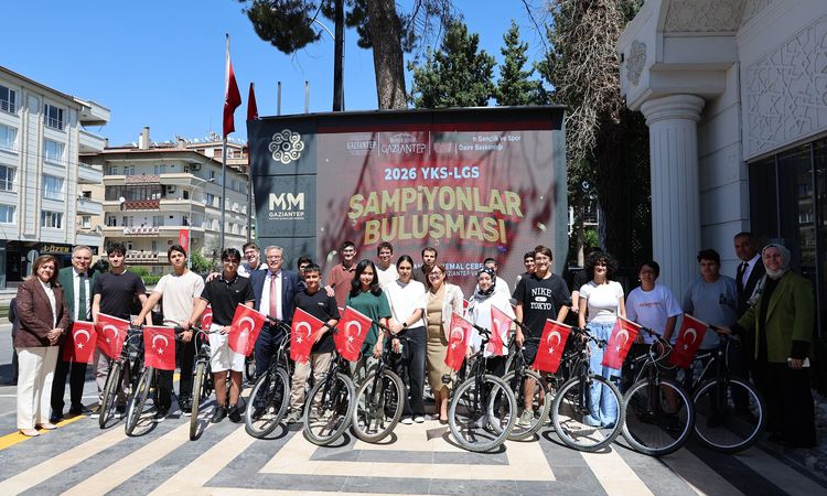 Gündemden Son Bilgiler: Başkan Şahin, gazi şehrin 2026 YKS ve LGS şampiyonlarıyla buluştu - Son Dakika - Son D