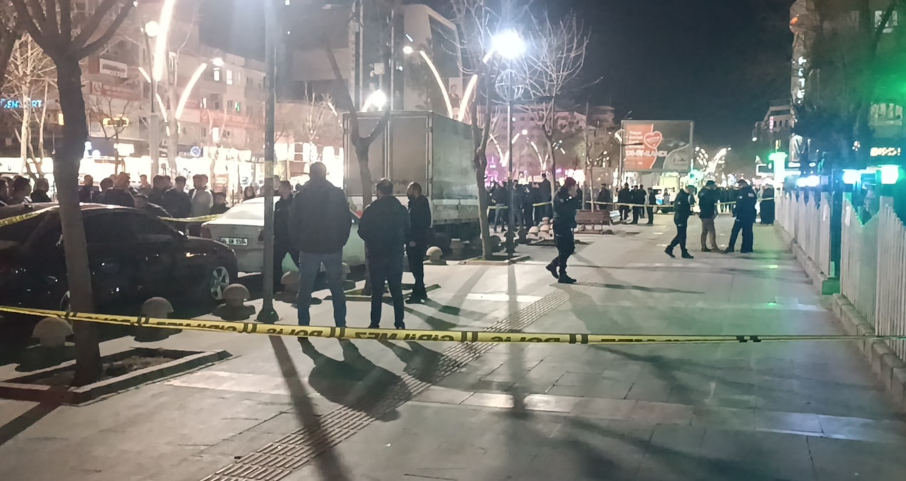 Sıcak Gündem: Batman'da panik anları: Uzun namlulu silahla rastgele ateş açtı; 2 kişiyi yaraladı - Haberleri v