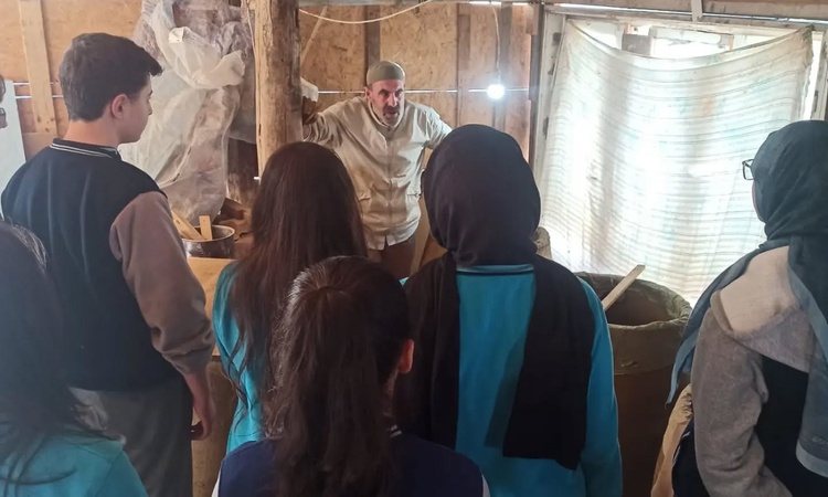 Bayburt Fen Lisesi öğrencileri tandır yapımını Yılın Ahisi seçilen ustadan öğrendi
