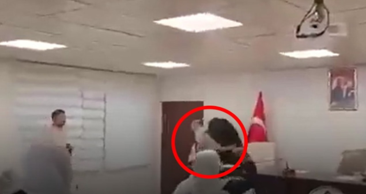 Obscene video riot at the municipality meeting! They showered him with eggs, he ran away without looking back - Breaking News