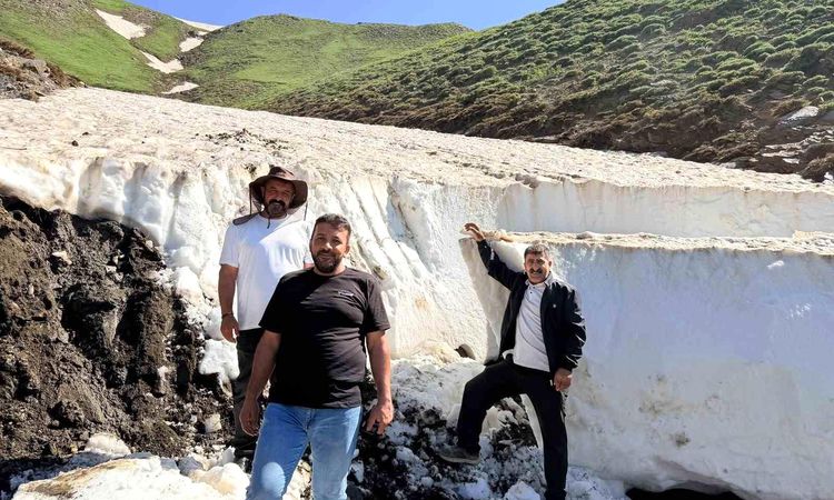 Snow clearing efforts for Berivanlar: Challenging work on a hamlet road at 3,300 meters.