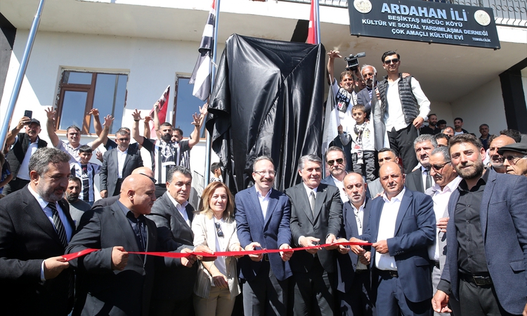 Beşiktaş'ın sembolü "kartal" heykeli, Ardahan'ın Beşiktaş köyünde açıldı