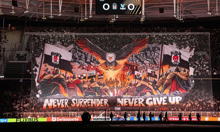 Beşiktaş taraftarından görsel şölen: Gelişmeler Takip Ediliyor