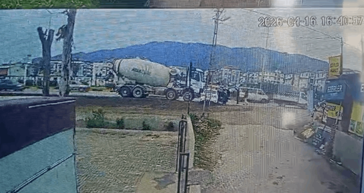 Beton mikseri çarptığı otomobili metrelerce sürükledi - Son Dakika ve Merak Edilenler