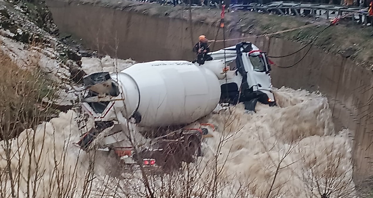 Beton mikseri dereye yuvarlandı, şoför kayboldu - Haberleri - Son Dakika Bilgileri