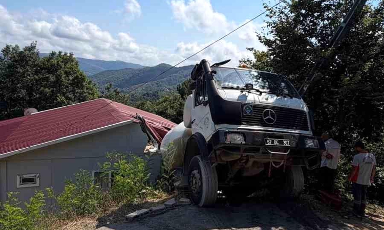 Concrete mixer fell on the roof of the house: Disaster avoided - News