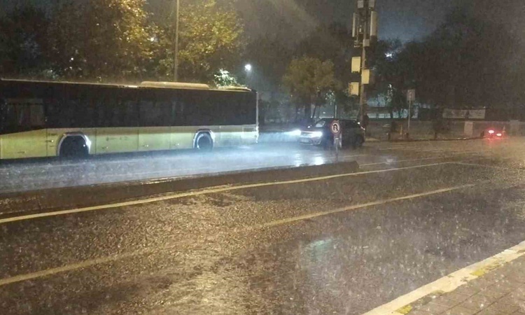 Beykoz'da şiddetli sağanak yolları su altında bıraktı, sürücüler ilerlemekte zorlandı | İşte Tüm Ayrıntılar