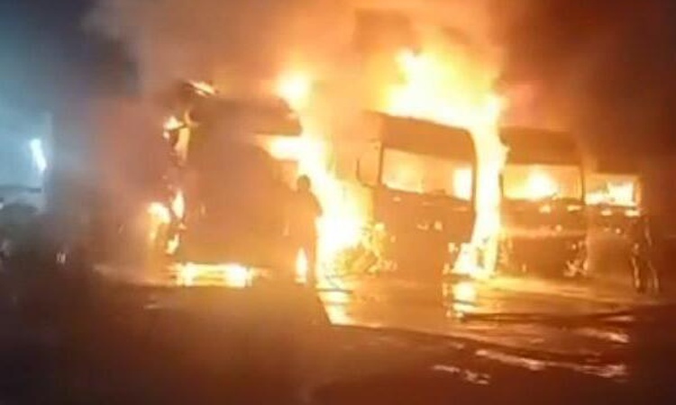 Beylikdüzü'nde 4 TIR'ı yanıcı maddeyle ateşe veren şüpheliler aranıyor ve Merak Edilenler
