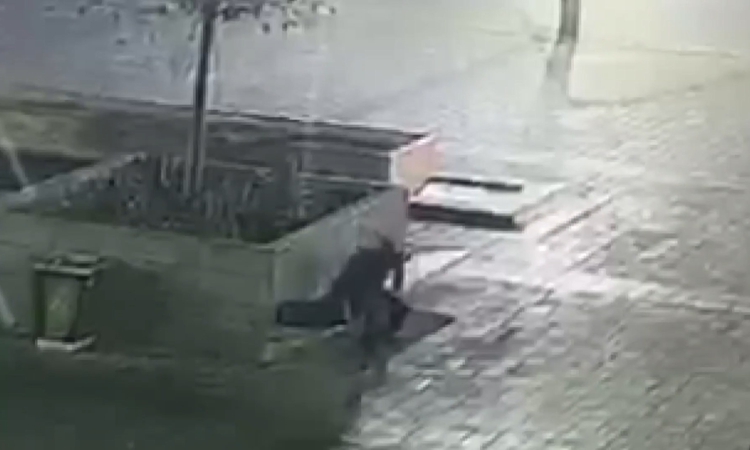Beyoğlu Taksim'de bankta unutulan cep telefonunu alan şüpheli hakkında tutuklama kararı verildi - Son Dakika B