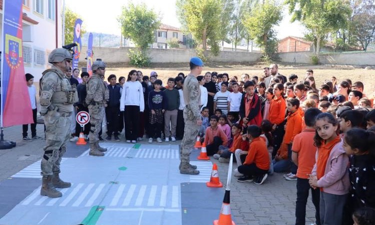 Bilecik Bozüyük'te jandarma yaklaşık 300 öğrenciye güvenlik eğitimi verdi ve Merak Edilenler