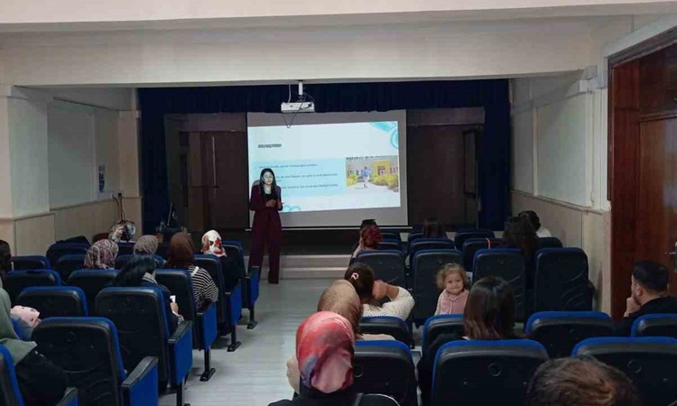 Bilecik'te Atatürk İlkokulu velilerine okul ve aile modülü eğitimi verildi ve Merak Edilenler