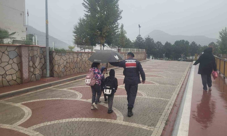 Bilecik'te jandarma ekipleri 14 okul ve çevresine güvenlik denetimi yaptı.
