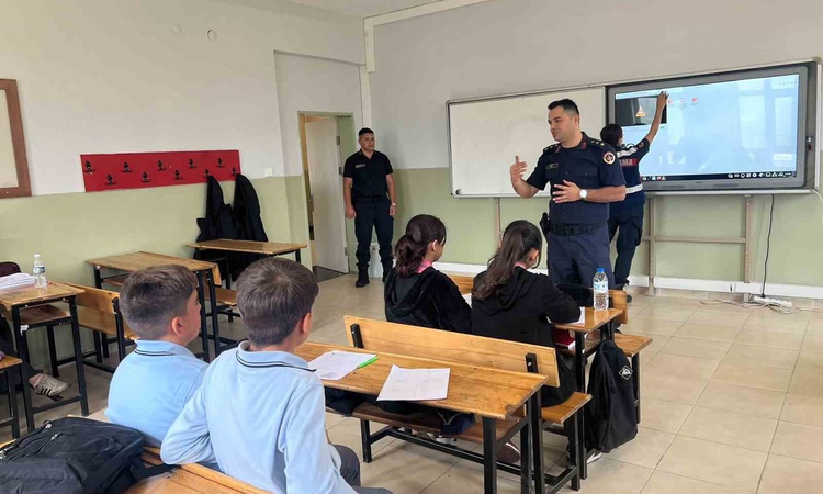 Bilecik'te jandarma, okullarda öğrencilere güvenlik ve siber güvenlik eğitimi verdi