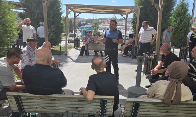 Bilecik'te polis, hastane bahçesinde 32 vatandaşı dolandırıcılığa karşı uyardı - Son Dakika Bilgileri