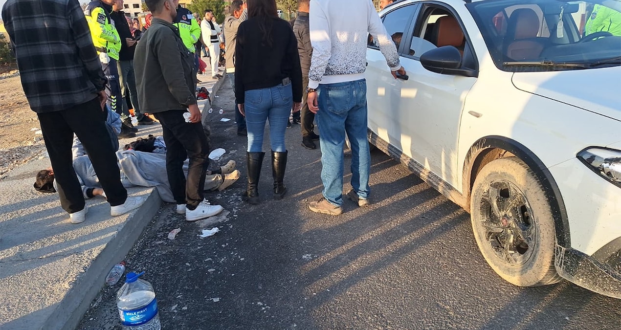 Birecik'te işçileri taşıyan minibüs devrildi: 15 yaralı - Son Dakika ve Merak Edilenler