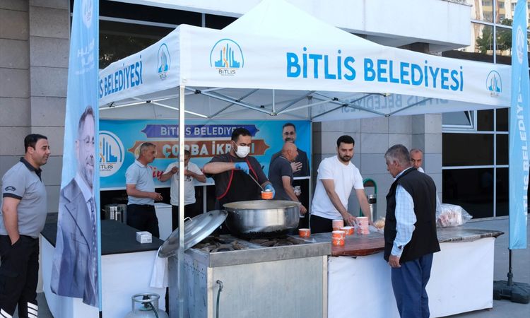Son Gelişme: Bitlis Belediyesi hastane önünde vatandaşlara ücretsiz ikramlarda bulunuyor - Son Dakika Haberler