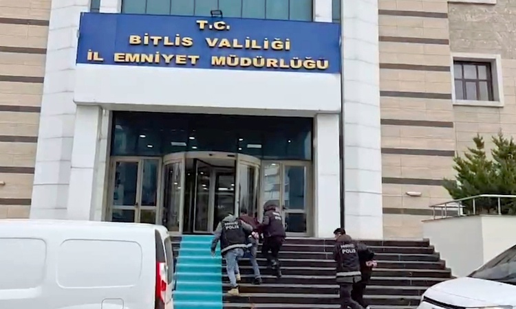 Bitlis Tatvan'da araçta 2 kilo 914 gram metamfetamin ele geçti, 2 şüpheli hakkında tutuklama kararı verildi -