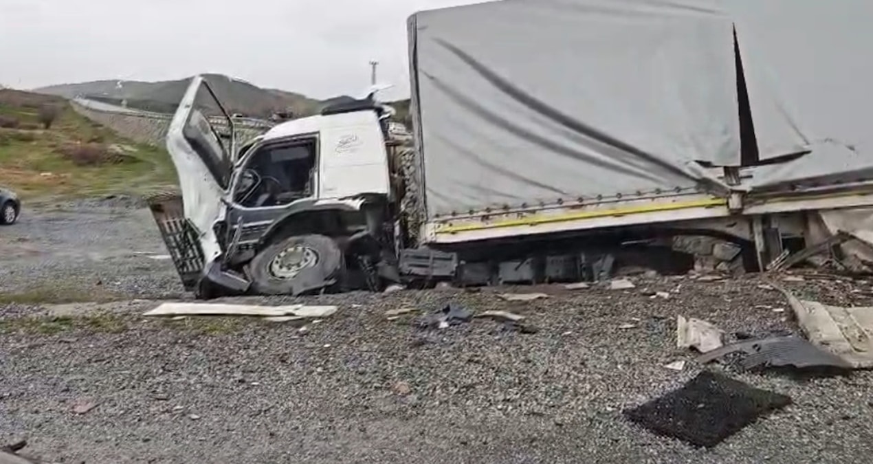 Son Gelişme: Bitlis'te TIR ile otomobil çarpıştı: 2 ölü, 1 yaralı - Son Dakika | İşte Tüm Ayrıntılar