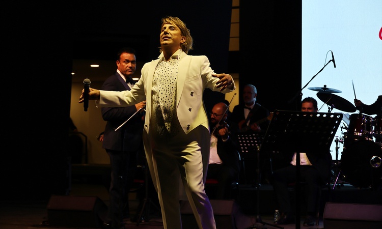 Bodrum Kalesi'nde Zeki Müren için düzenlenen 30. yıl konserine yoğun ilgi gösterildi