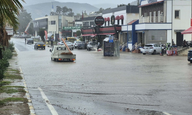 Bodrum'da sağanak Konacık'ta trafiği kilitledi, mahsur otomobili gazeteciler itti ve Merak Edilenler
