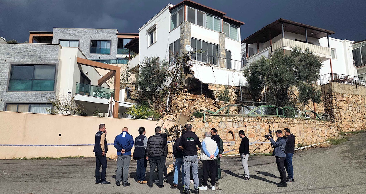 Gündemden Son Bilgiler: Bodrum’da sağanak yağış üç katlı binayı yıkılacak hale getirdi! - En Son Haber ve Mera